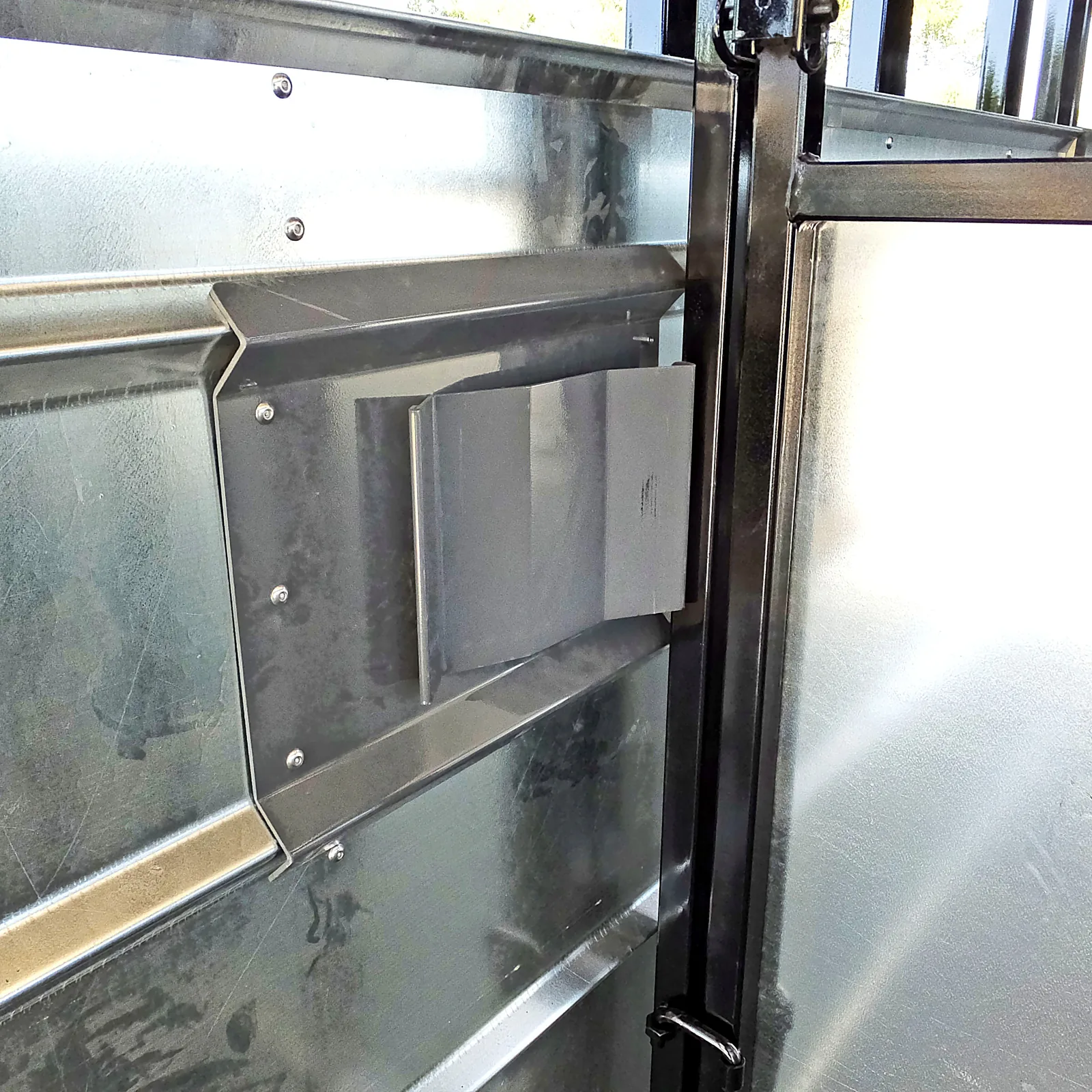Center gate slam latch.